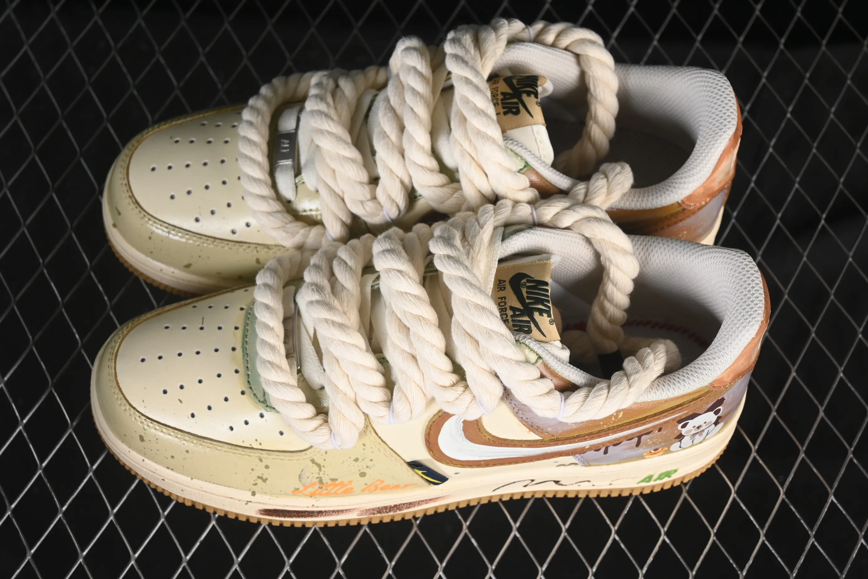 All categories Nk Air Force 1 Air Force series Nk Air Force 1 Low Air Force low-top Nike Air Force 1'07 Low "Milk Coffee Bear" Hand-painted graffiti Milk Coffee Bear Air Force 1 low-top casual sneakers XL2321-666